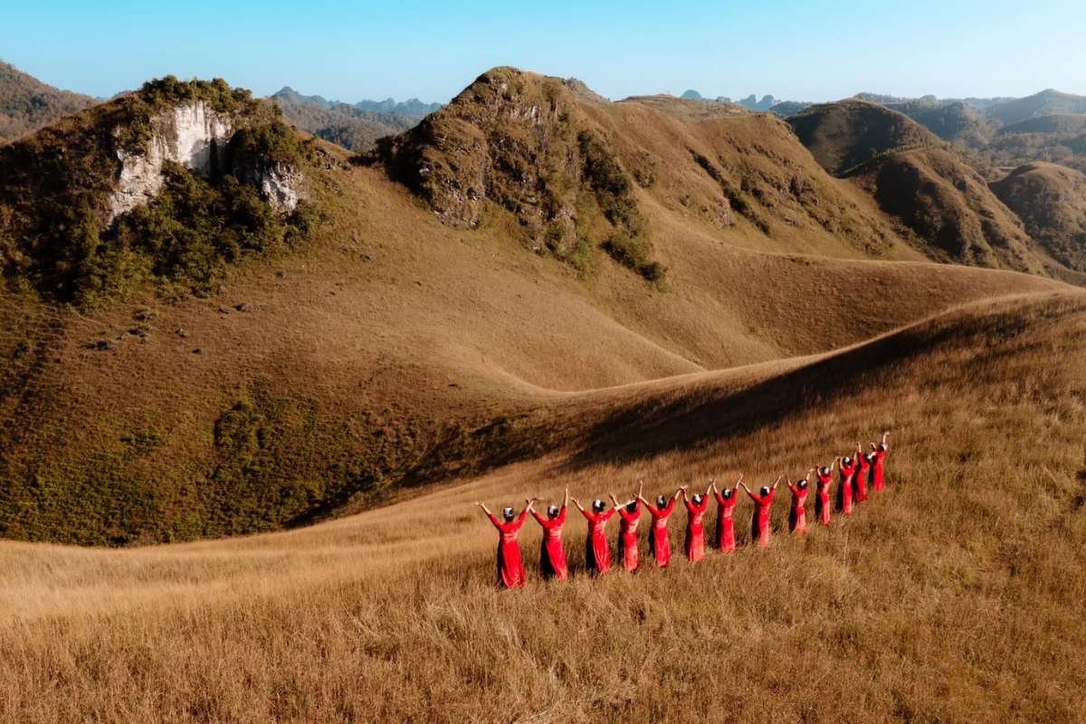 Steep trail leading up to the scenic Vinh Quy Grass Hill in Cao Bang